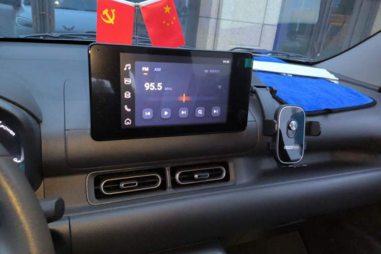 Used Wuling Hongguang New Energy 2025 Extended-Range Hybrid 50 km Standard Version Audio And AC Panel