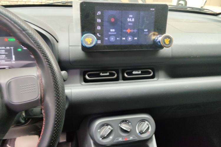 Used Wuling Hongguang New Energy 2025 Extended-Range Hybrid 50 km Standard Version Audio And AC Panel