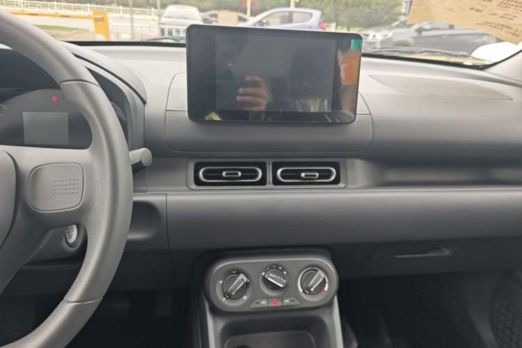 Used Wuling Hongguang New Energy 2025 Extended-Range Hybrid 50KM Comfort Version Audio And AC Panel