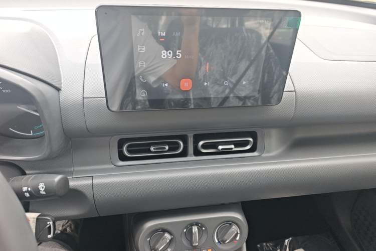 Used Wuling Hongguang New Energy 2025 Model Range-Extending Hybrid 150KM Comfort Edition Audio And AC Panel