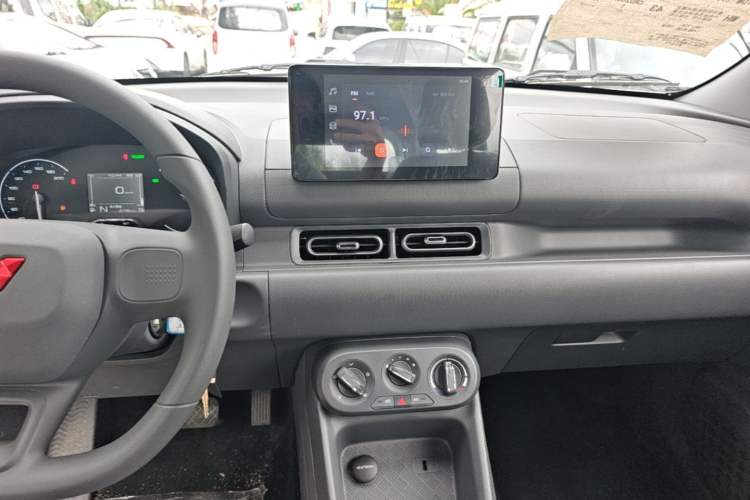 Used Wuling Hongguang New Energy 2025 Extended-Range Hybrid 50 km Standard Version Audio And AC Panel