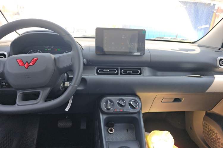 Used Wuling Hongguang New Energy 2025 Extended-Range Hybrid 50 km Standard Version Audio And AC Panel