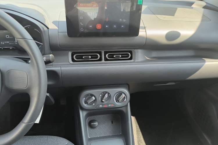 Used Wuling Hongguang New Energy 2025 Extended-Range Hybrid 50KM Comfort Version Audio And AC Panel
