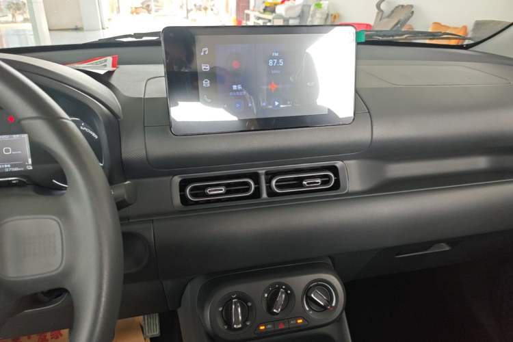 Used Wuling Hongguang New Energy 2025 Extended-Range Hybrid 50 km Standard Version Audio And AC Panel