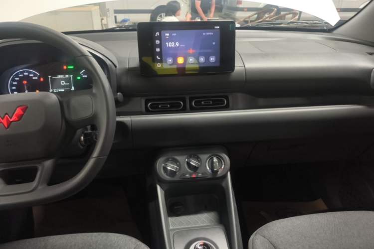 Used Wuling Hongguang New Energy 2025 Extended-Range Hybrid 50 km Standard Version Audio And AC Panel