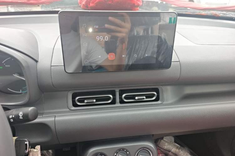 Used Wuling Hongguang New Energy 2025 Model Range-Extending Hybrid 150KM Comfort Edition Audio And AC Panel