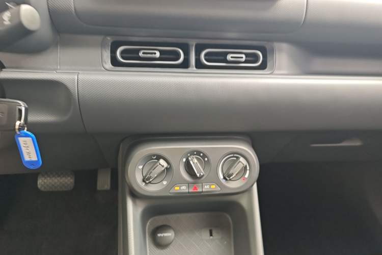 Used Wuling Hongguang New Energy 2025 Extended-Range Hybrid 50KM Comfort Version Audio And AC Panel