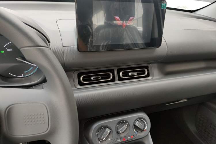 Used Wuling Hongguang New Energy 2025 Extended-Range Hybrid 50KM Comfort Version Audio And AC Panel