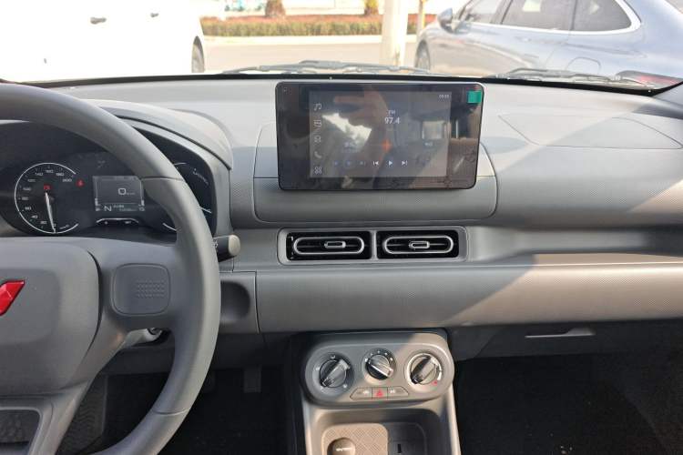 Used Wuling Hongguang New Energy 2025 Model Range-Extending Hybrid 150KM Standard Edition Audio And AC Panel