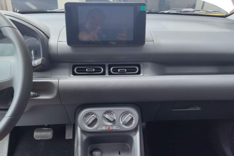 Used Wuling Hongguang New Energy 2025 Extended-Range Hybrid 50KM Comfort Version Audio And AC Panel