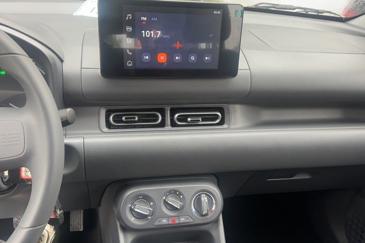 Used Wuling Hongguang New Energy 2025 Extended-Range Hybrid 50KM Comfort Version Audio And AC Panel