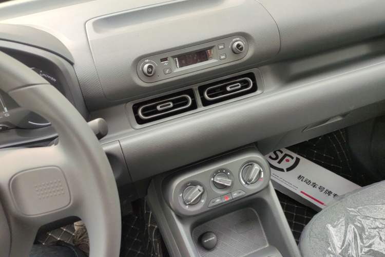 Used Wuling Hongguang New Energy 2025 Extended-Range Hybrid 50 km Utility Version Audio And AC Panel