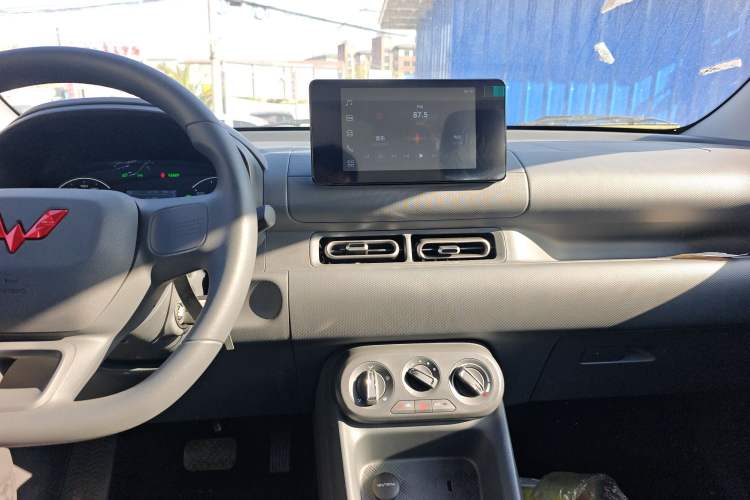 Used Wuling Hongguang New Energy 2025 Extended-Range Hybrid 50 km Standard Version Audio And AC Panel