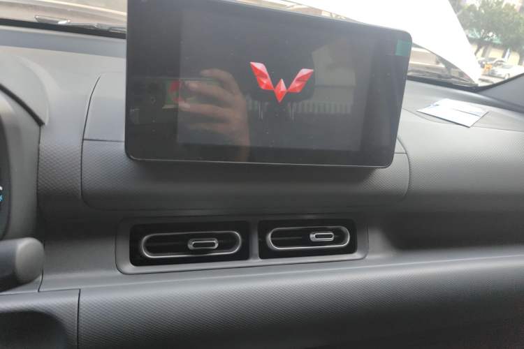 Used Wuling Hongguang New Energy 2025 Extended-Range Hybrid 50KM Comfort Version Audio And AC Panel