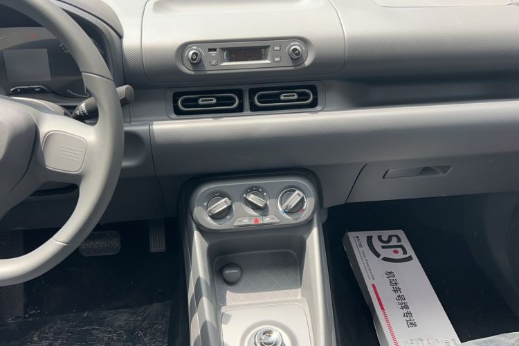 Used Wuling Hongguang New Energy 2025 Extended-Range Hybrid 50 km Utility Version Audio And AC Panel