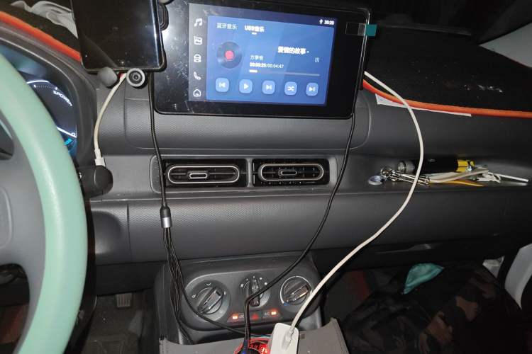 Used Wuling Hongguang New Energy 2025 Extended-Range Hybrid 50KM Comfort Version Audio And AC Panel