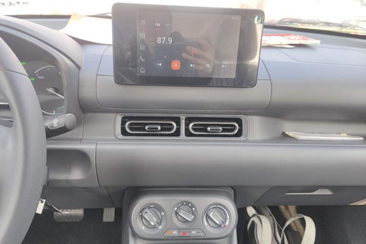Used Wuling Hongguang New Energy 2025 Extended-Range Hybrid 50 km Standard Version Audio And AC Panel