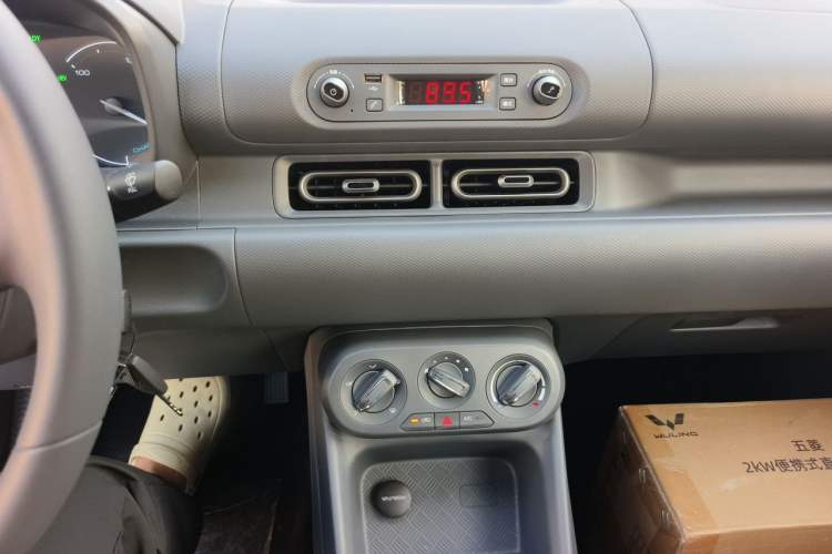 Used Wuling Hongguang New Energy 2025 Extended-Range Hybrid 50 km Utility Version Audio And AC Panel