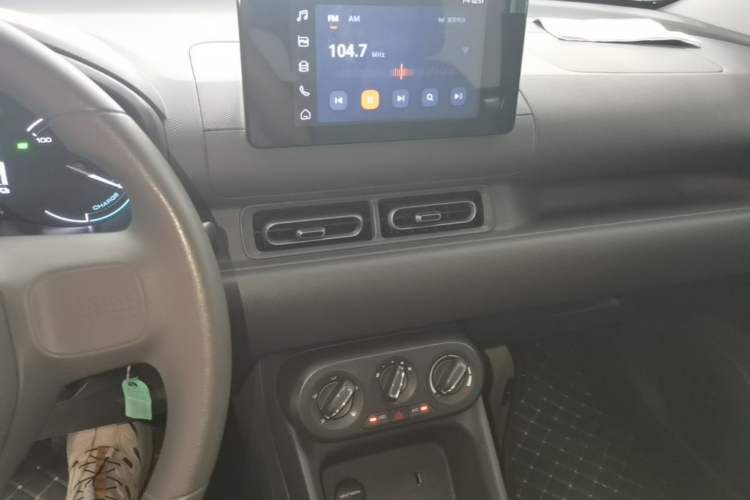 Used Wuling Hongguang New Energy 2025 Model Range-Extending Hybrid 150KM Standard Edition Audio And AC Panel