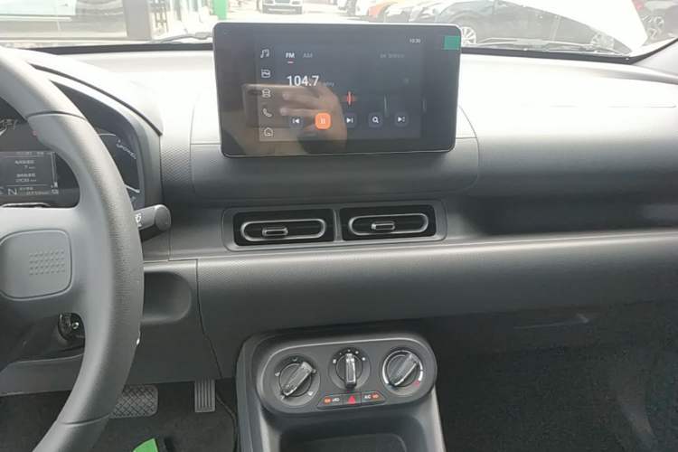 Used Wuling Hongguang New Energy 2025 Model Range-Extending Hybrid 150KM Comfort Edition Audio And AC Panel