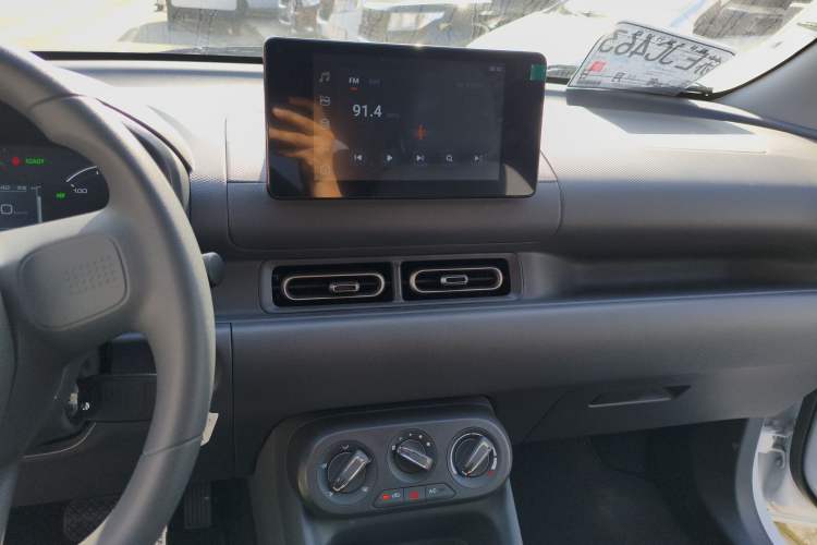 Used Wuling Hongguang New Energy 2025 Extended-Range Hybrid 50KM Comfort Version Audio And AC Panel