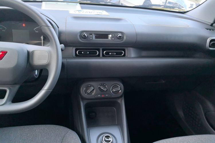 Used Wuling Hongguang New Energy 2025 Extended-Range Hybrid 50 km Utility Version Audio And AC Panel