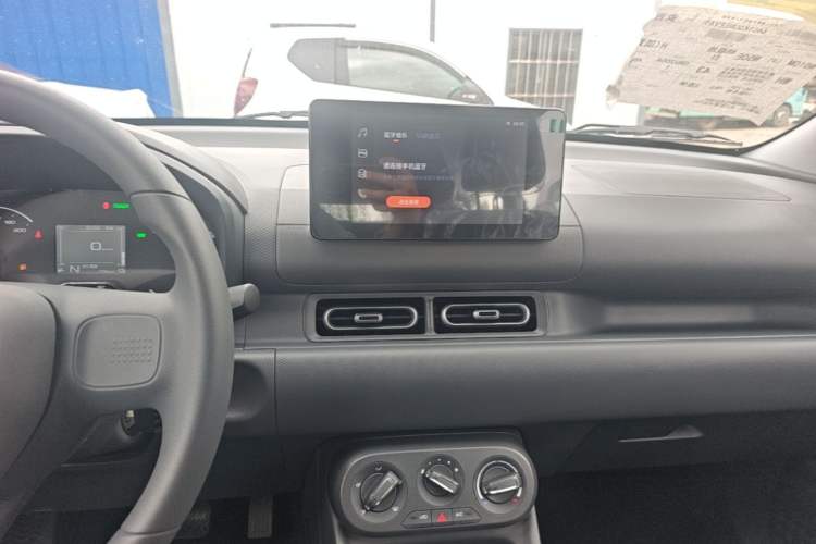 Used Wuling Hongguang New Energy 2025 Extended-Range Hybrid 50KM Comfort Version Audio And AC Panel