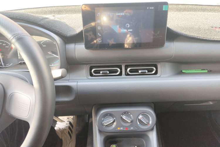 Used Wuling Hongguang New Energy 2025 Extended-Range Hybrid 50 km Standard Version Audio And AC Panel