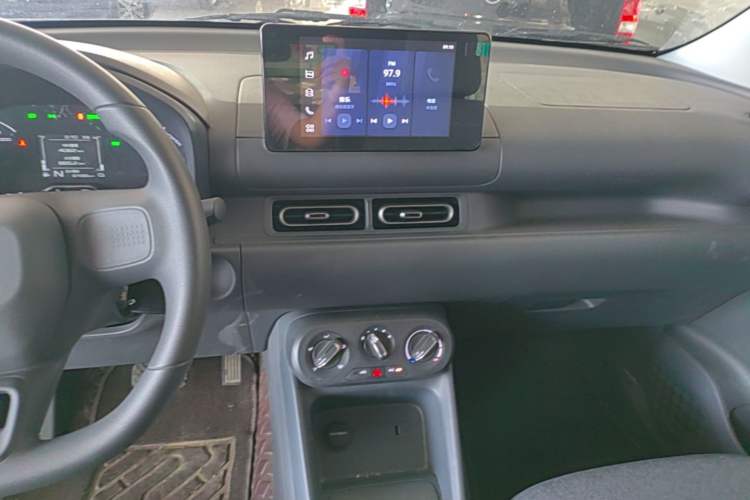 Used Wuling Hongguang New Energy 2025 Extended-Range Hybrid 50KM Comfort Version Audio And AC Panel