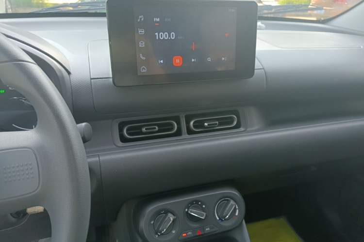 Used Wuling Hongguang New Energy 2025 Model Range-Extending Hybrid 150KM Comfort Edition Audio And AC Panel