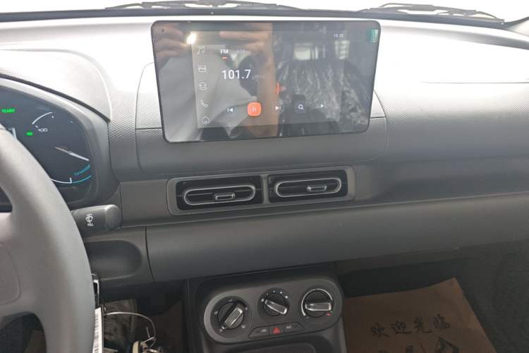 Used Wuling Hongguang New Energy 2025 Model Range-Extending Hybrid 150KM Comfort Edition Audio And AC Panel
