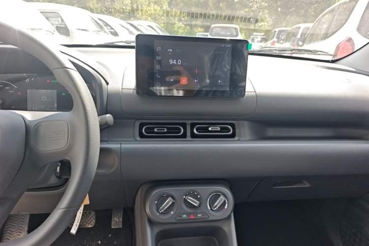 Used Wuling Hongguang New Energy 2025 Extended-Range Hybrid 50 km Standard Version Audio And AC Panel