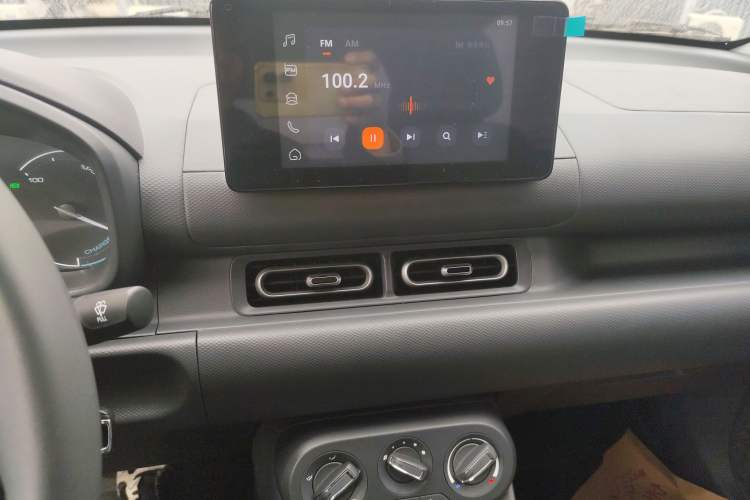 Used Wuling Hongguang New Energy 2025 Extended-Range Hybrid 50KM Comfort Version Audio And AC Panel