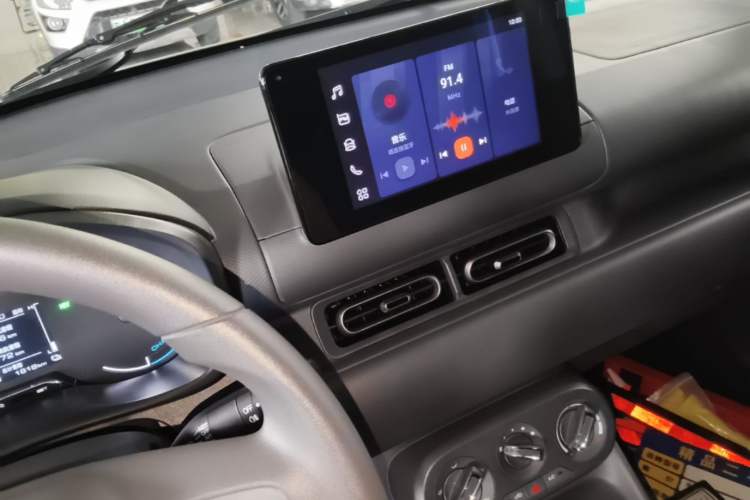 Used Wuling Hongguang New Energy 2025 Extended-Range Hybrid 50KM Comfort Version Audio And AC Panel