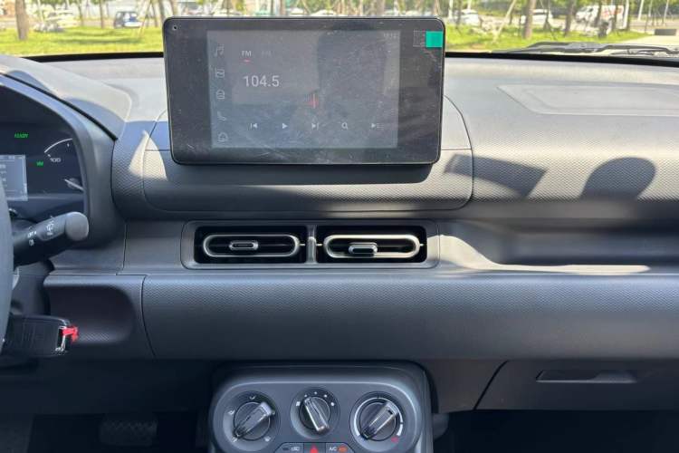 Used Wuling Hongguang New Energy 2025 Extended-Range Hybrid 50KM Comfort Version Audio And AC Panel