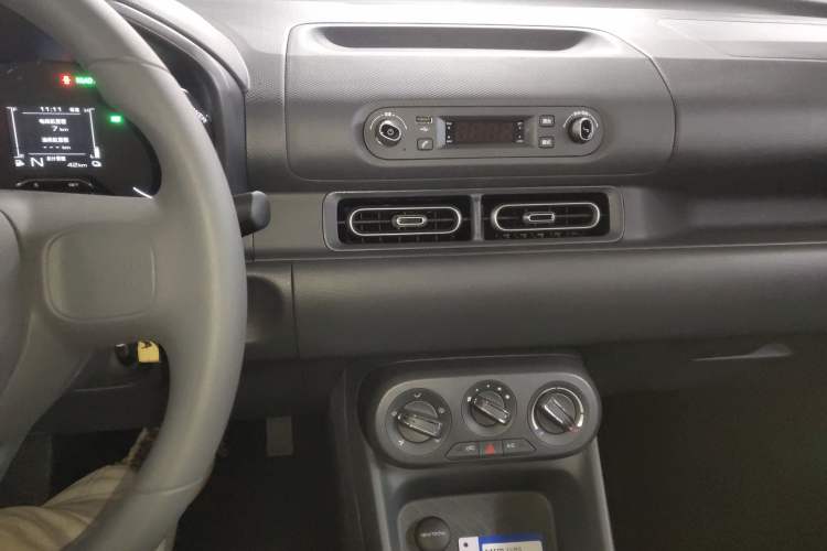 Used Wuling Hongguang New Energy 2025 Extended-Range Hybrid 50 km Utility Version Audio And AC Panel