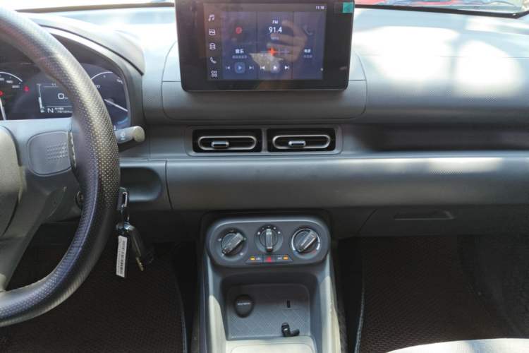 Used Wuling Hongguang New Energy 2025 Extended-Range Hybrid 50KM Comfort Version Audio And AC Panel