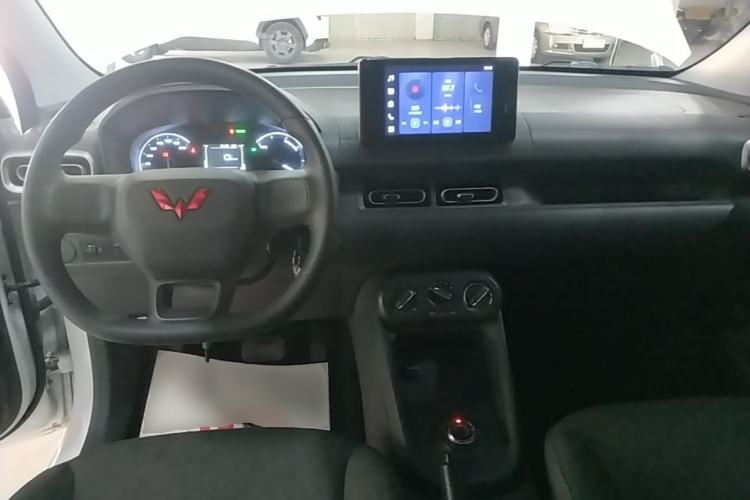 Used Wuling Hongguang New Energy 2025 Extended-Range Hybrid 50 km Standard Version Center Console