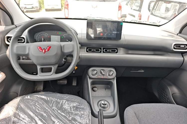 Used Wuling Hongguang New Energy 2025 Extended-Range Hybrid 50KM Comfort Version Center Console