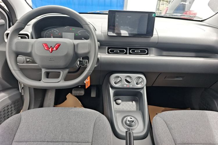 Used Wuling Hongguang New Energy 2025 Extended-Range Hybrid 50 km Standard Version Center Console