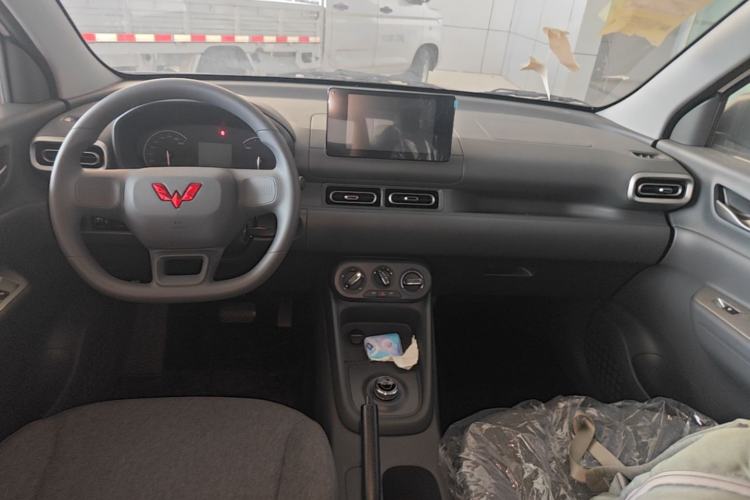 Used Wuling Hongguang New Energy 2025 Extended-Range Hybrid 50KM Comfort Version Center Console