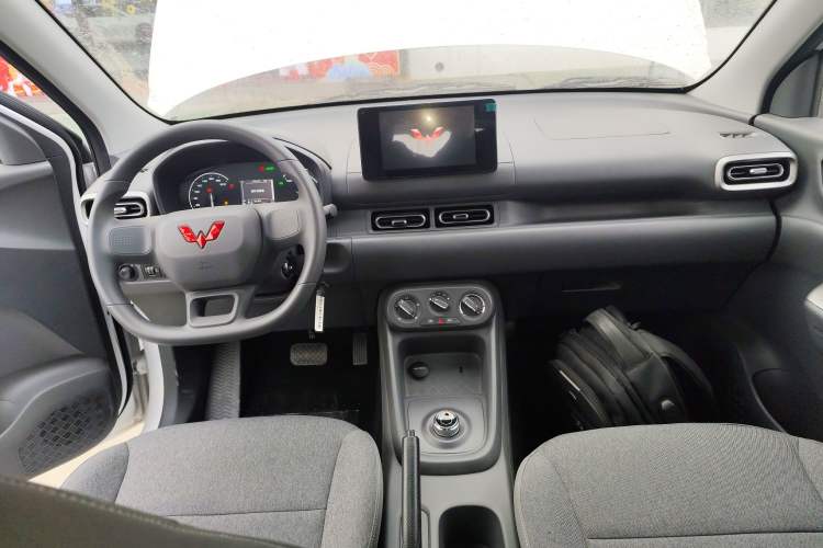 Used Wuling Hongguang New Energy 2025 Extended-Range Hybrid 50KM Comfort Version Center Console