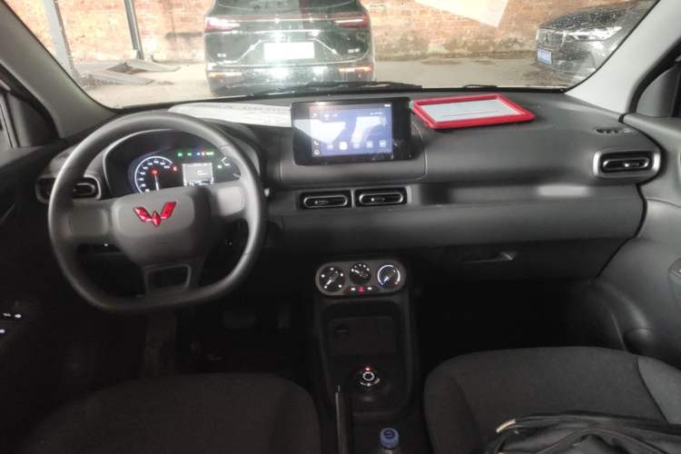 Used Wuling Hongguang New Energy 2025 Extended-Range Hybrid 50KM Comfort Version Center Console