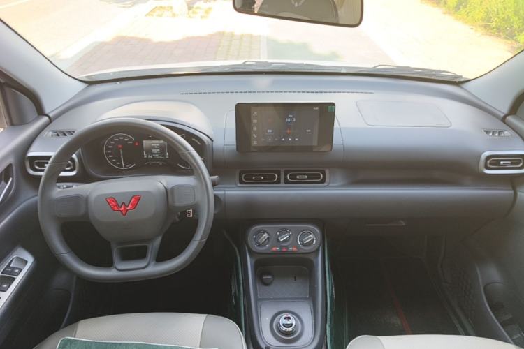 Used Wuling Hongguang New Energy 2025 Extended-Range Hybrid 50KM Comfort Version Center Console