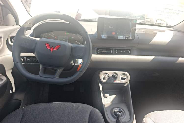 Used Wuling Hongguang New Energy 2025 Extended-Range Hybrid 50KM Comfort Version Center Console