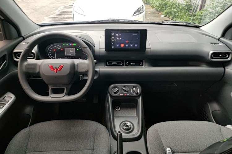 Used Wuling Hongguang New Energy 2025 Extended-Range Hybrid 50KM Comfort Version Center Console