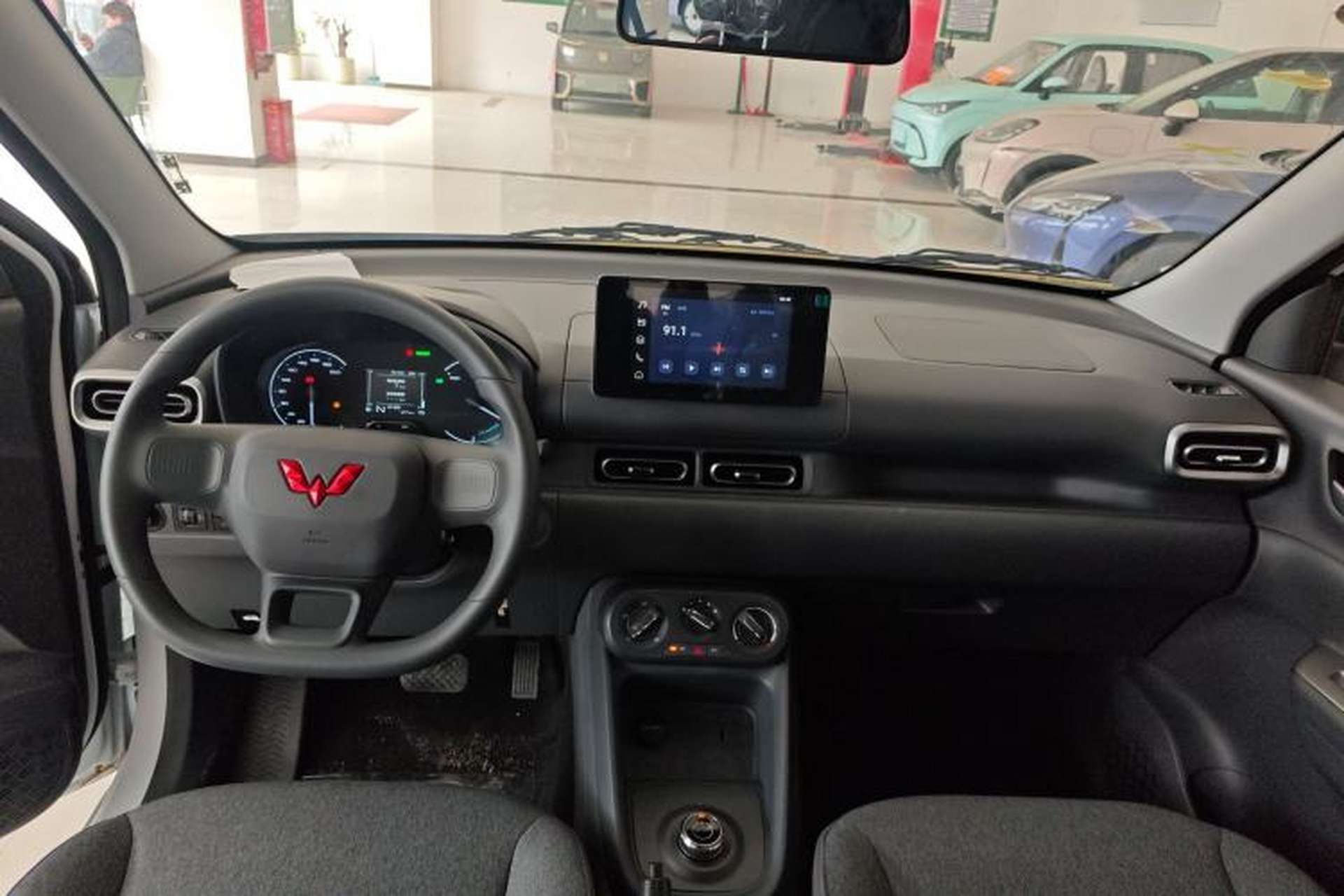 Used Wuling Hongguang New Energy 2025 Extended-Range Hybrid 50KM Comfort Version Center Console