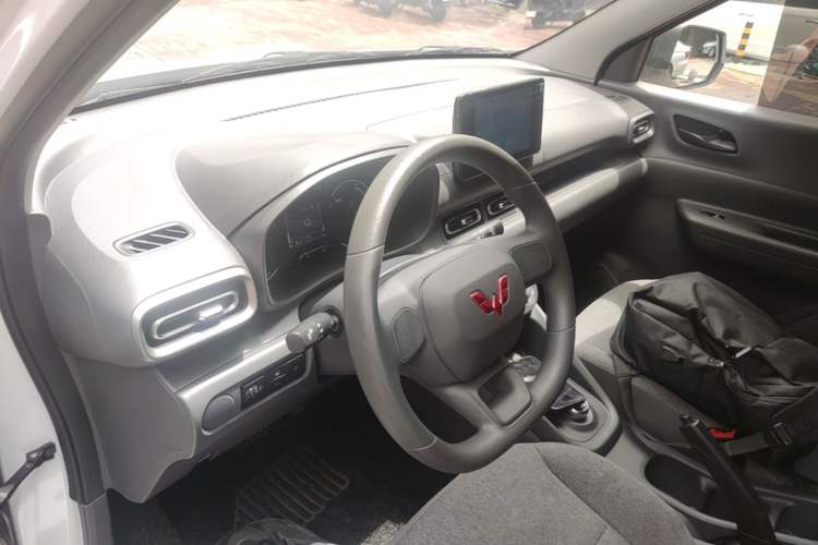 Used Wuling Hongguang New Energy 2025 Extended-Range Hybrid 50 km Standard Version Center Console