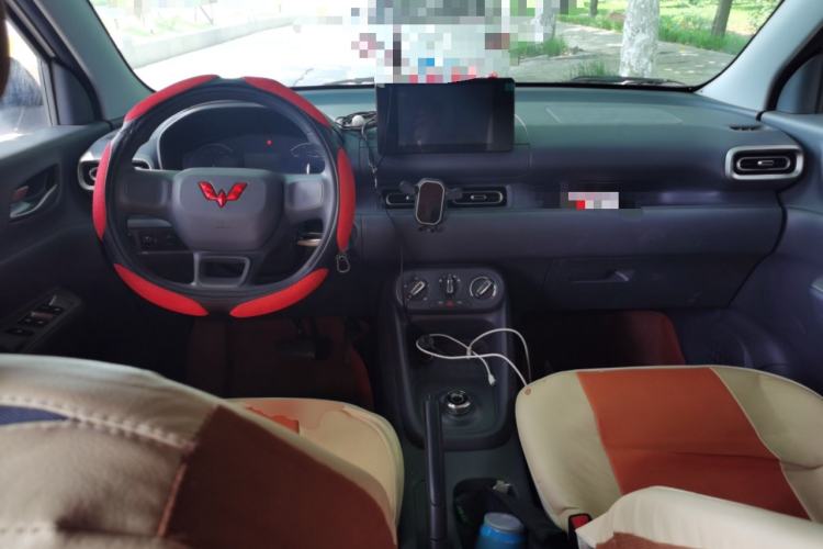 Used Wuling Hongguang New Energy 2025 Extended-Range Hybrid 50KM Comfort Version Center Console