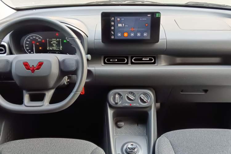 Used Wuling Hongguang New Energy 2025 Extended-Range Hybrid 50KM Comfort Version Center Console